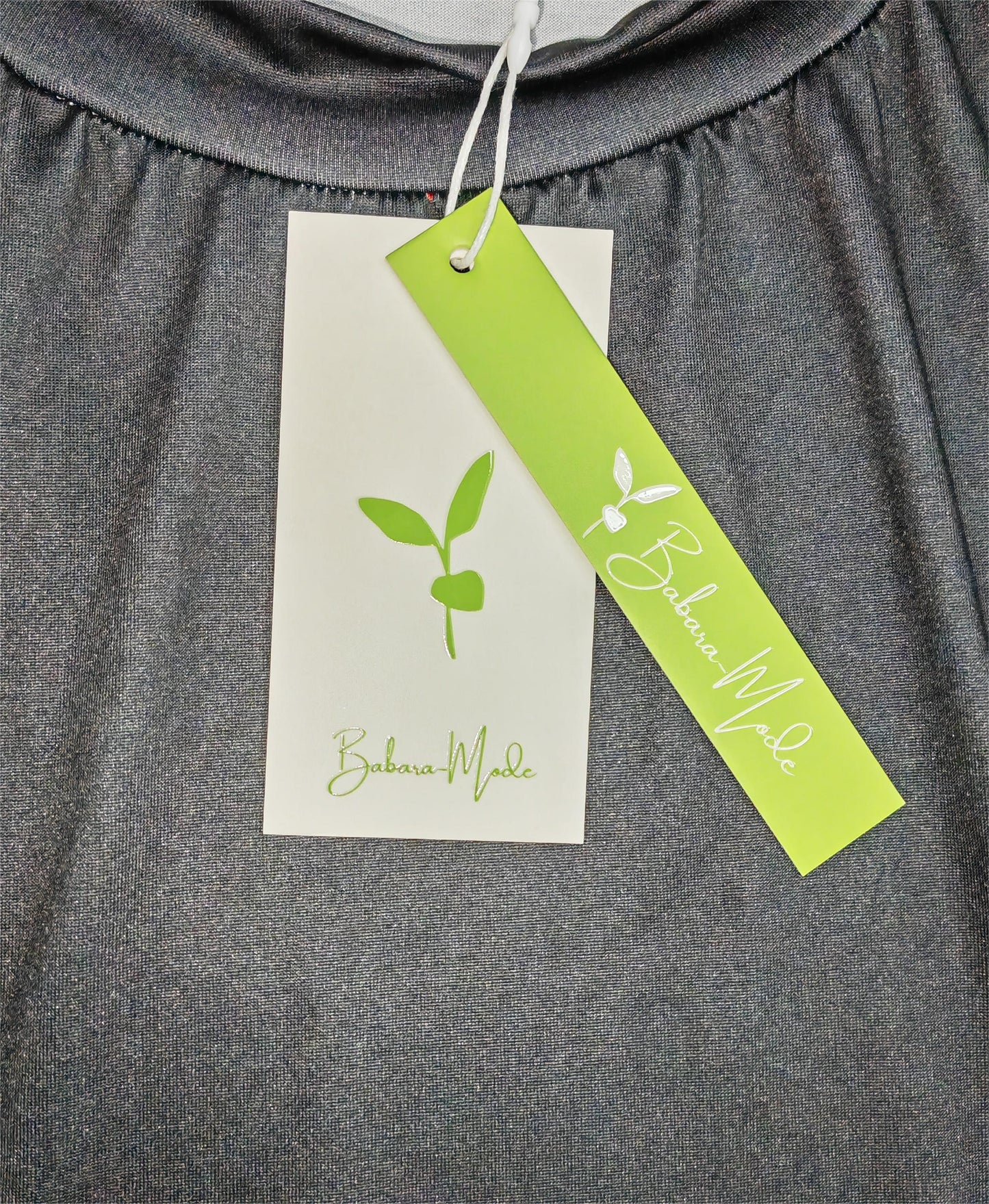 SpringStil® - Moderne zwarte midi-jurk met gespleten hals en mouwen