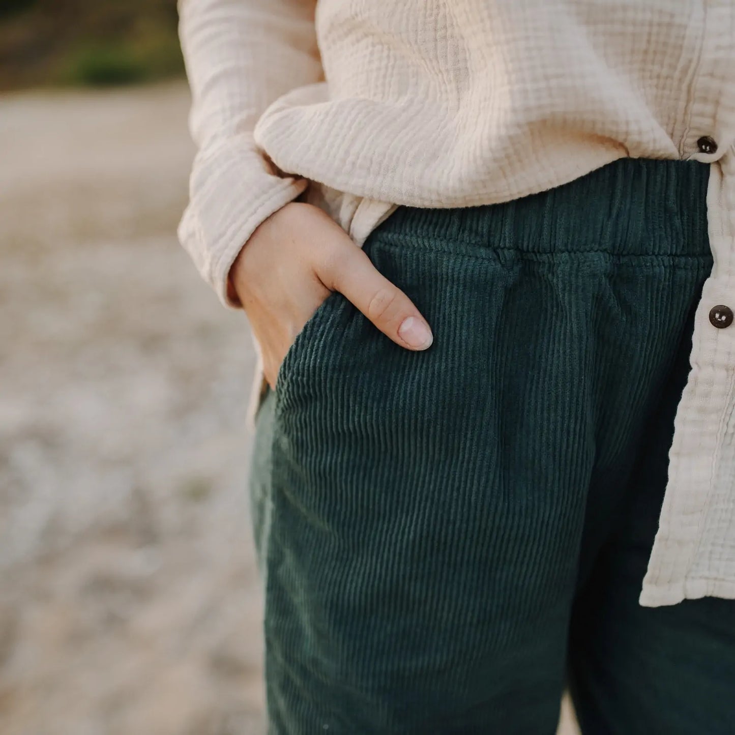 CORDUROY BROEK LINA | ZWART EN GROEN GEMAAKT VAN 100% BIOLOGISCH KATOEN